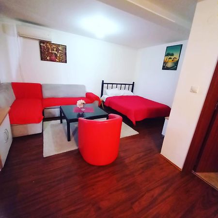 Apartment Dina Skopje Esterno foto